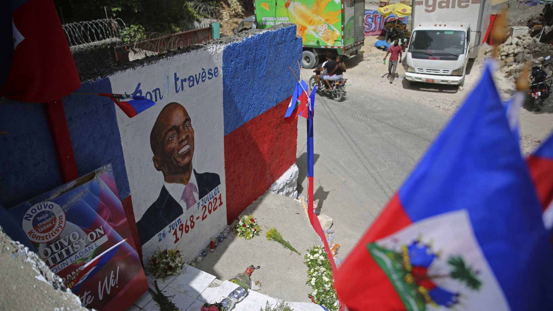 Ein gemaltes Porträt auf einer Wand in Port-au-Prince erinnert an den verstorbenen Präsidenten Jovenel Moïse. | AP