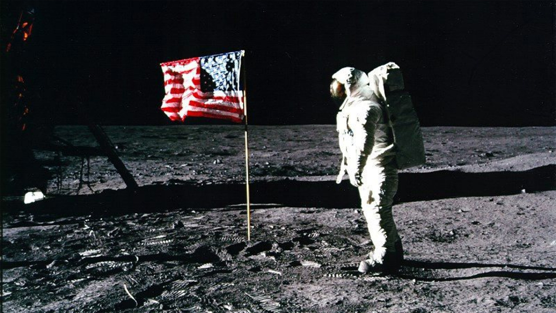 Apollo11-Astronaut Edwin 'Buzz' Aldrin neben der US-Flagge auf der Mondoberfläche | dpa