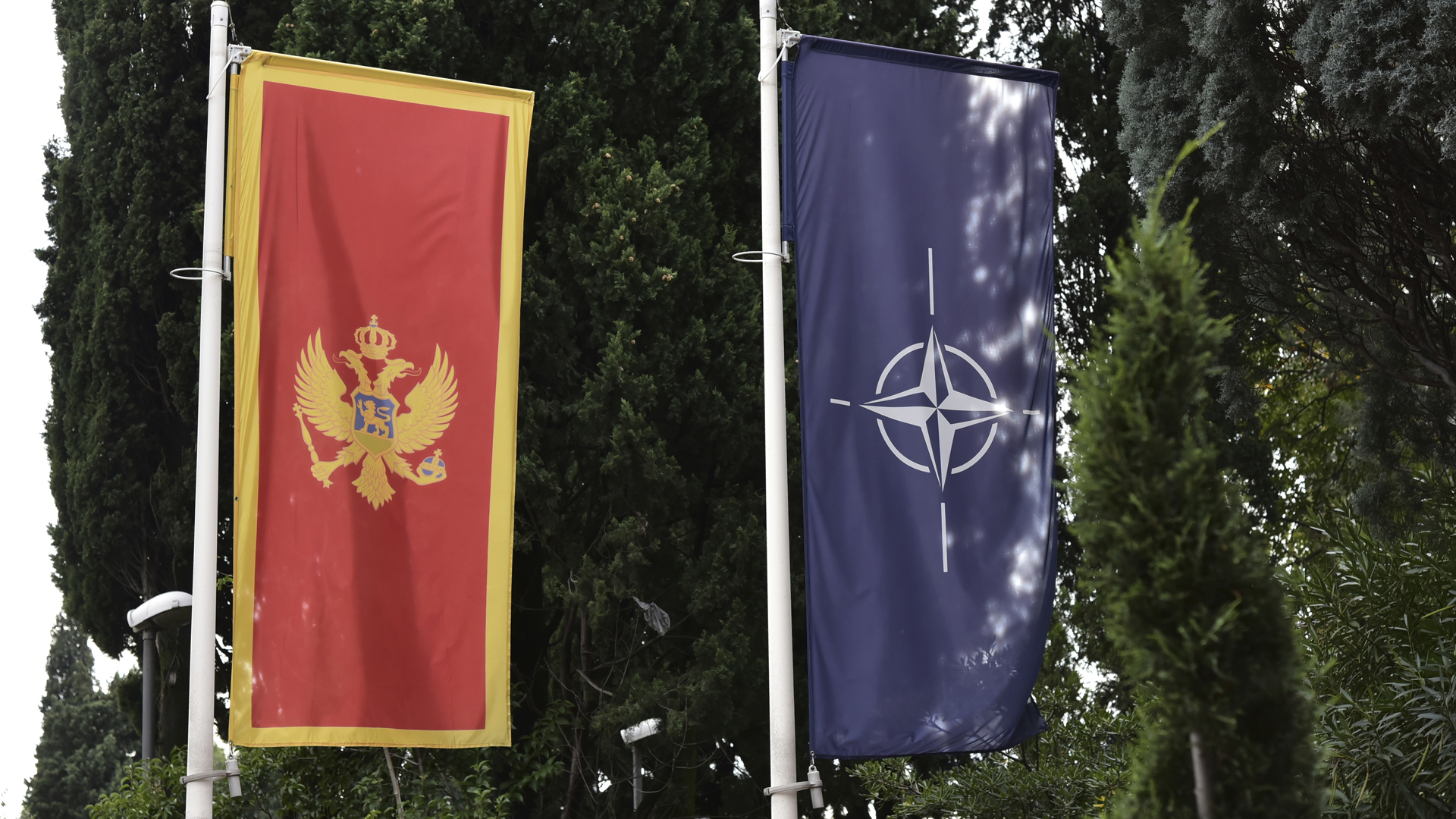 Die Flaggen der NATO und Montenegros. | picture alliance/AP Photo