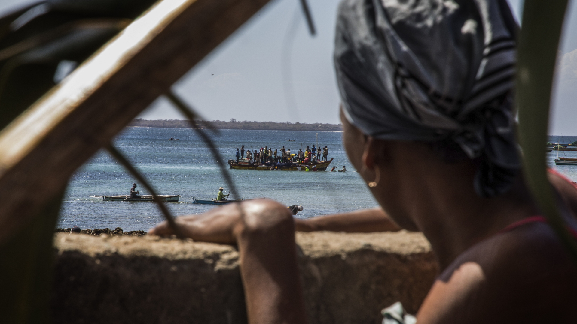 Eine Frau blickt auf die Ankunft weiterer Geflüchteter in der Provinz Cabo Delgado. | RICARDO FRANCO/EPA-EFE/Shutterst