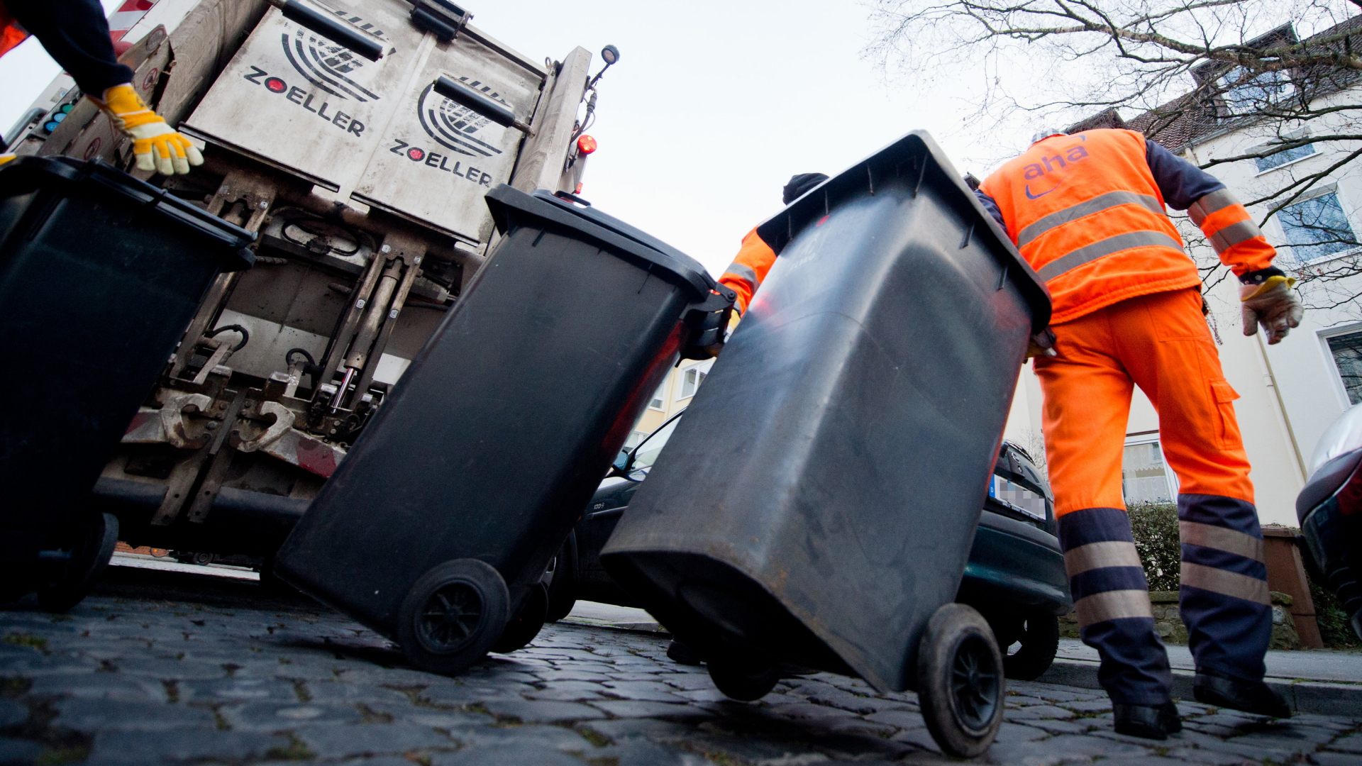 Mitarbeiter der aha Zweckverband Abfallwirtschaft Region Hannover holen Mülltonnen für Haushaltsmüll ab.  | dpa