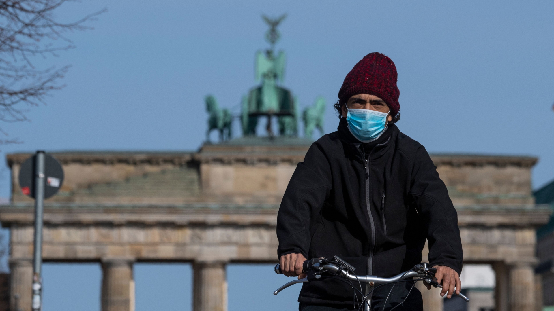 Fahrradfahrer in Berlin mit Schutzmaske | AFP