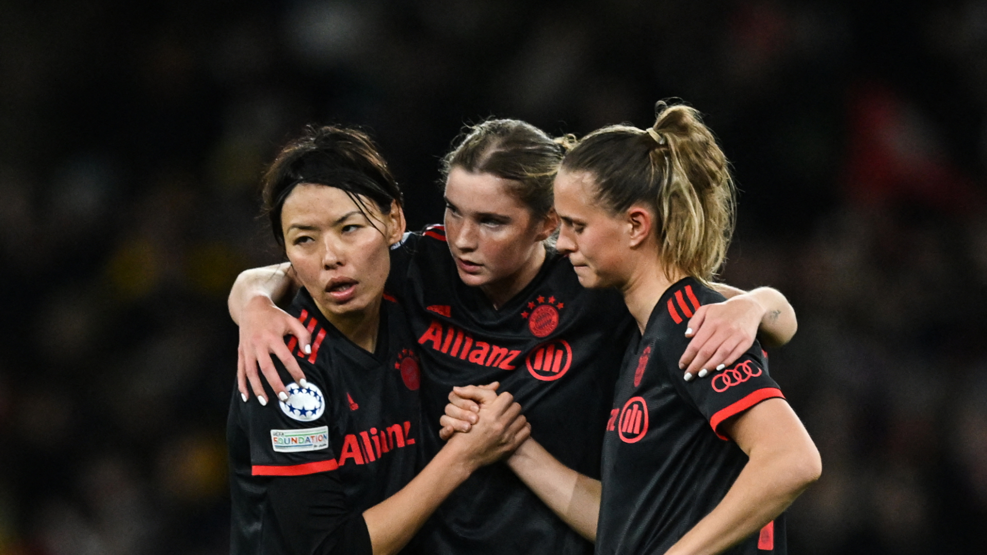 Die Fußballerinnen Klara Buhl, Karolina Vilhjalmsdottir und Saki Kumagai von Bayern München nach der Niederlage gegen WFC Arsenal.  | AFP