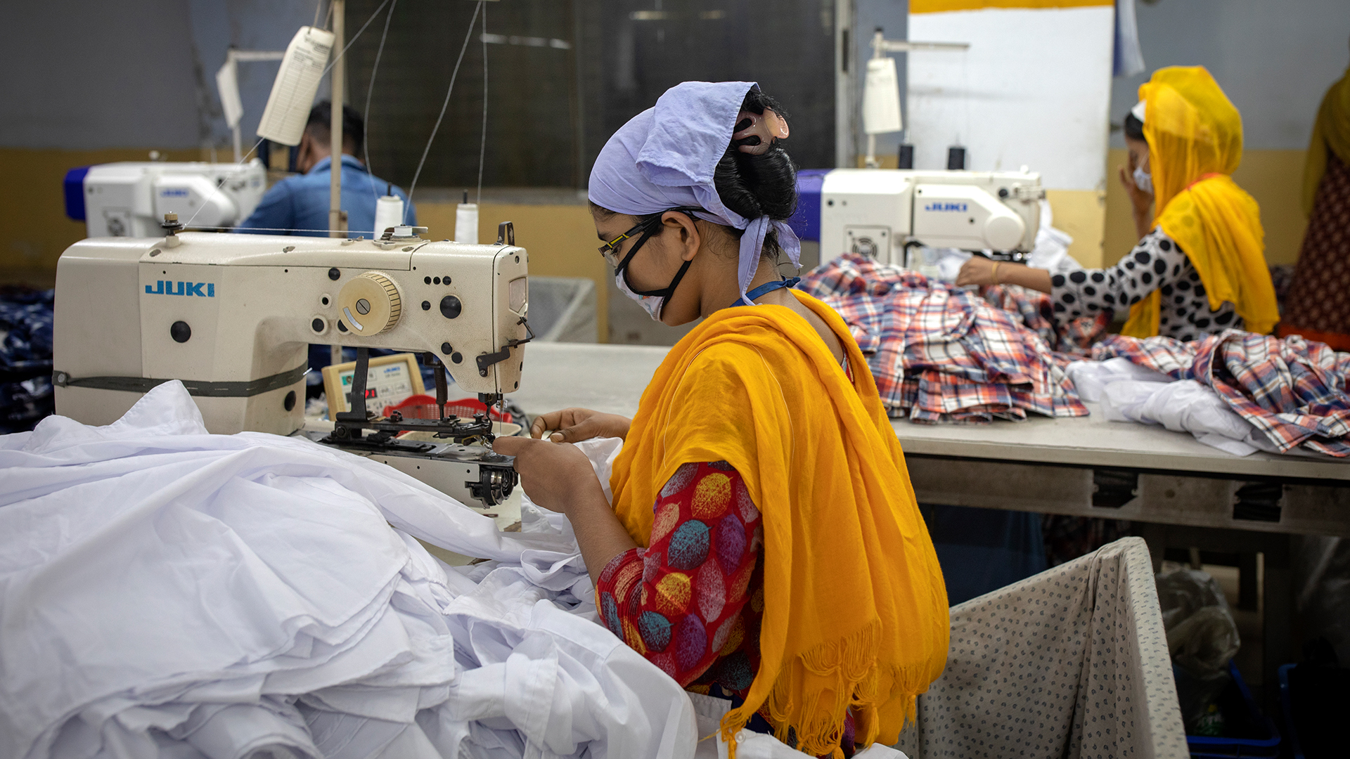 Frauen arbeiten in einer Textilfabrik in Dhaka (Bangladesch). | dpa