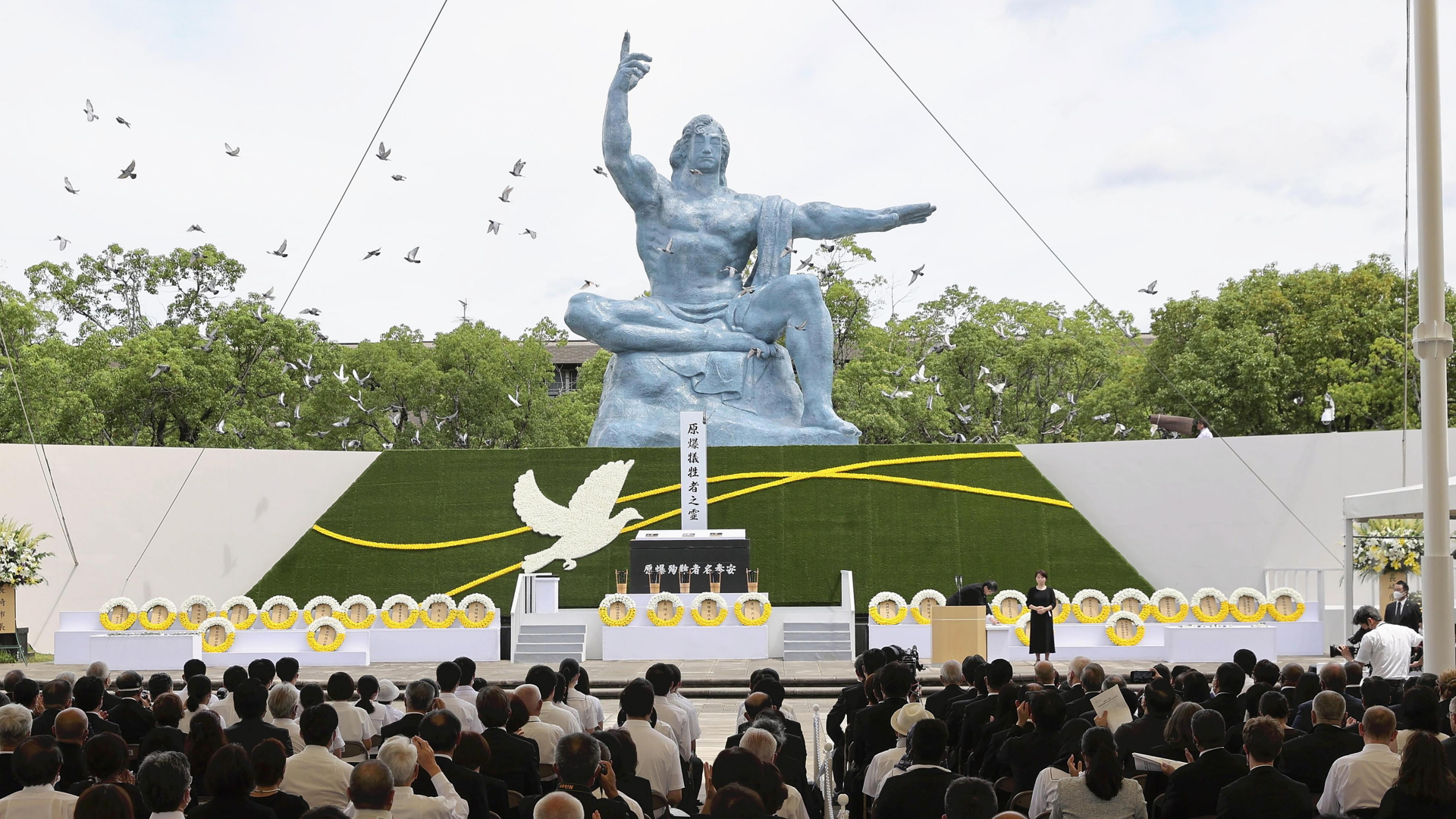 Tauben fliegen während einer Zeremonie zum 77. Jahrestag des US-Atombombenabwurfs im Friedenspark von Nagasaki über die Friedensstatue. | dpa