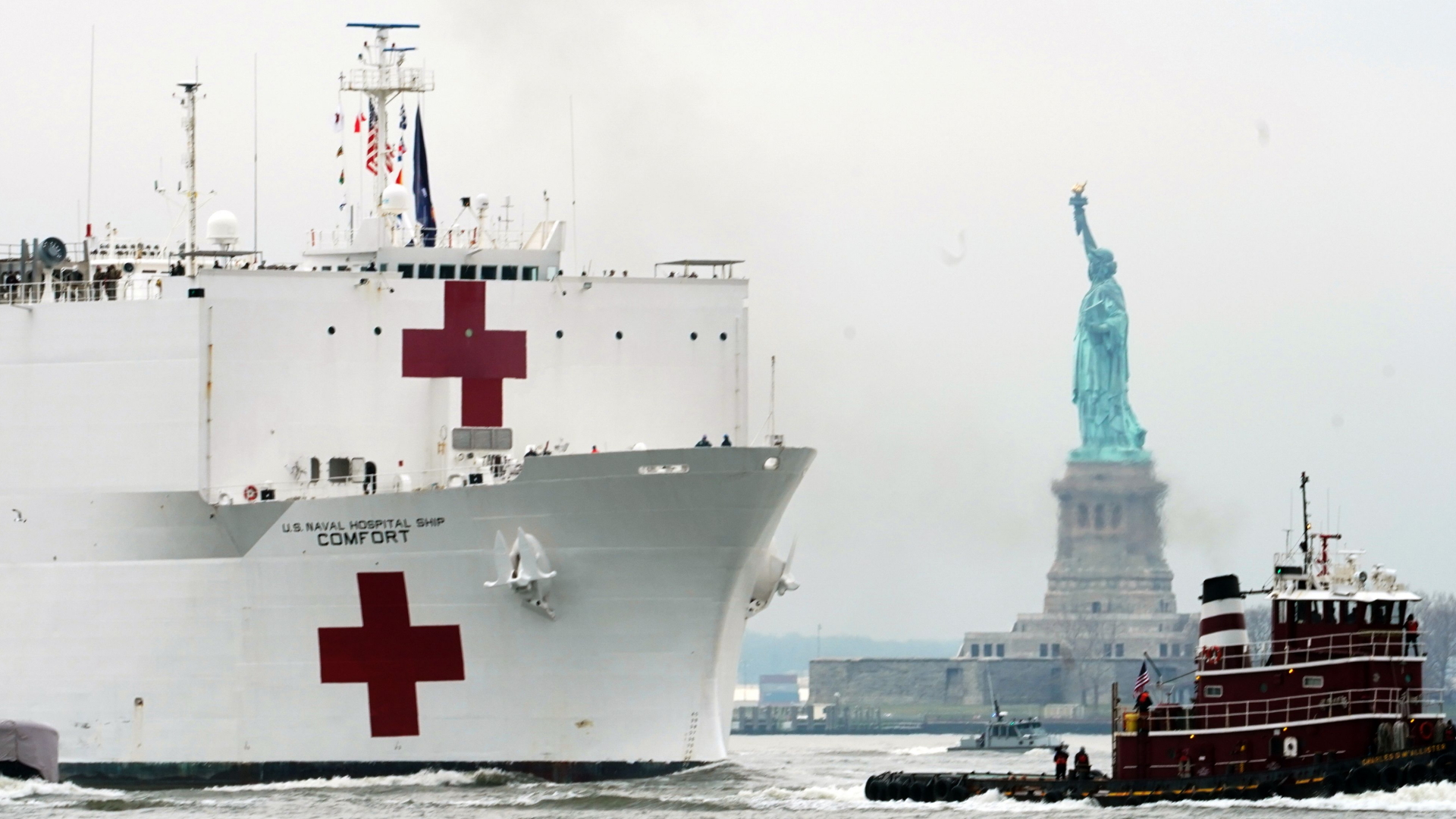 Das US-Krankenhausschiff "USNS Comfort" fährt an der Freiheitsstatue in New York vorbei. | AFP