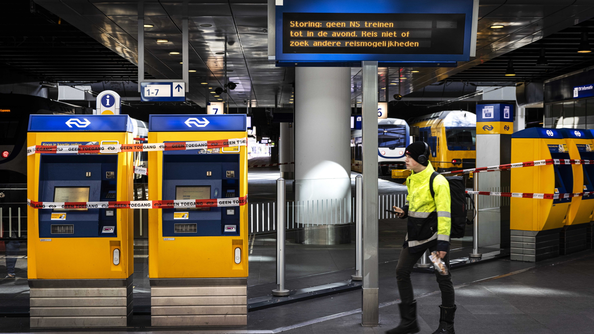 Leerer Bahnhof und gesperrte Fahrkartenautomaten in den Niederlanden. | dpa