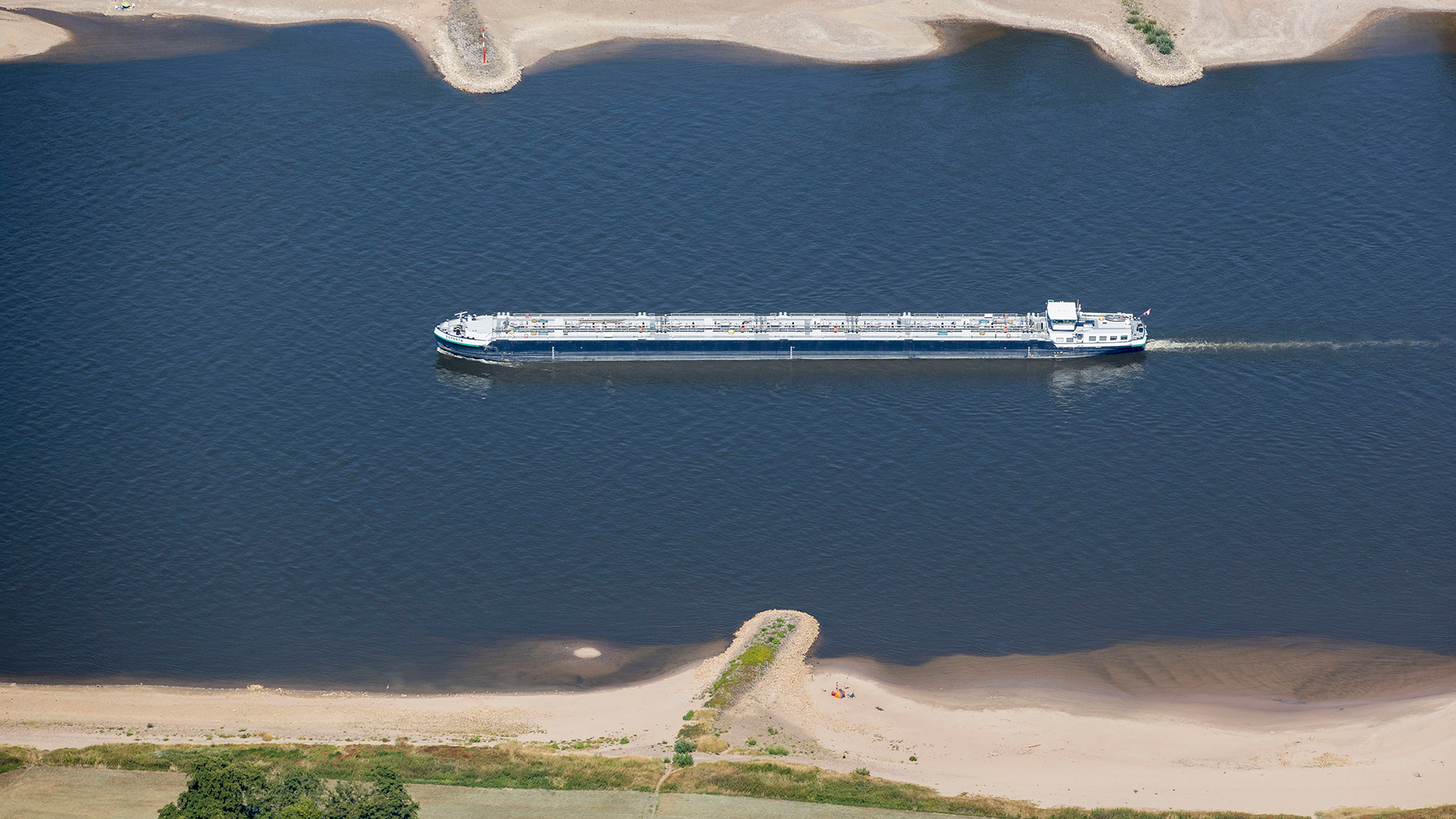 Ein Schiff mit wenig Ladung fährt bei Köln bei niedrigem Wasserstand auf dem Rhein.  | dpa