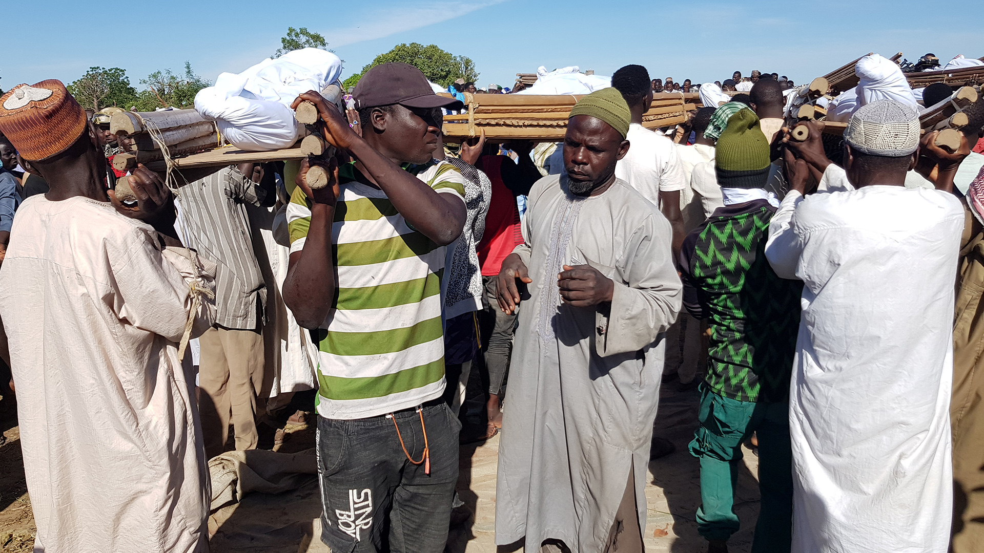 Beerdigung von 43 von Boko Haram getöteten Landarbeitern, Zabarmari/NIgeria. | REUTERS