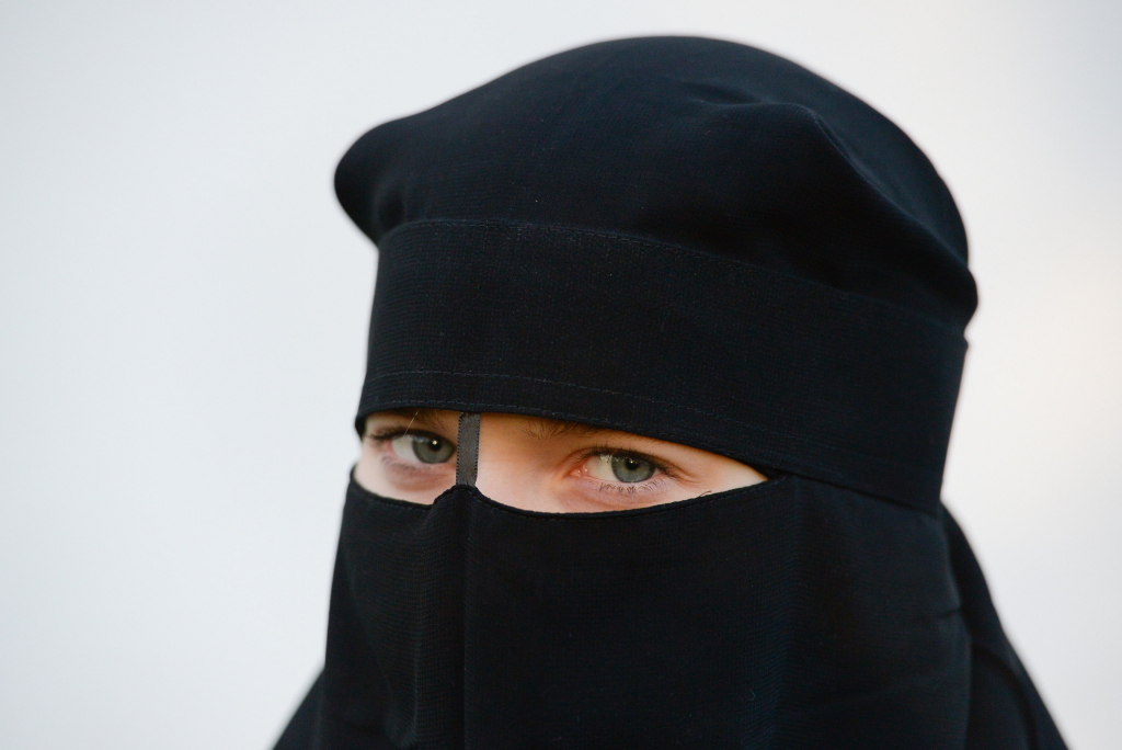 Frau mit einem Niqab (Themenbild)