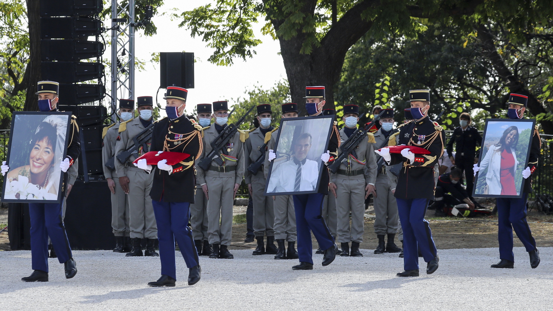  Die französische Republikanische Garde trägt die Porträts der Opfer nach dem tödlichen Messerangriff in Nizza. | dpa