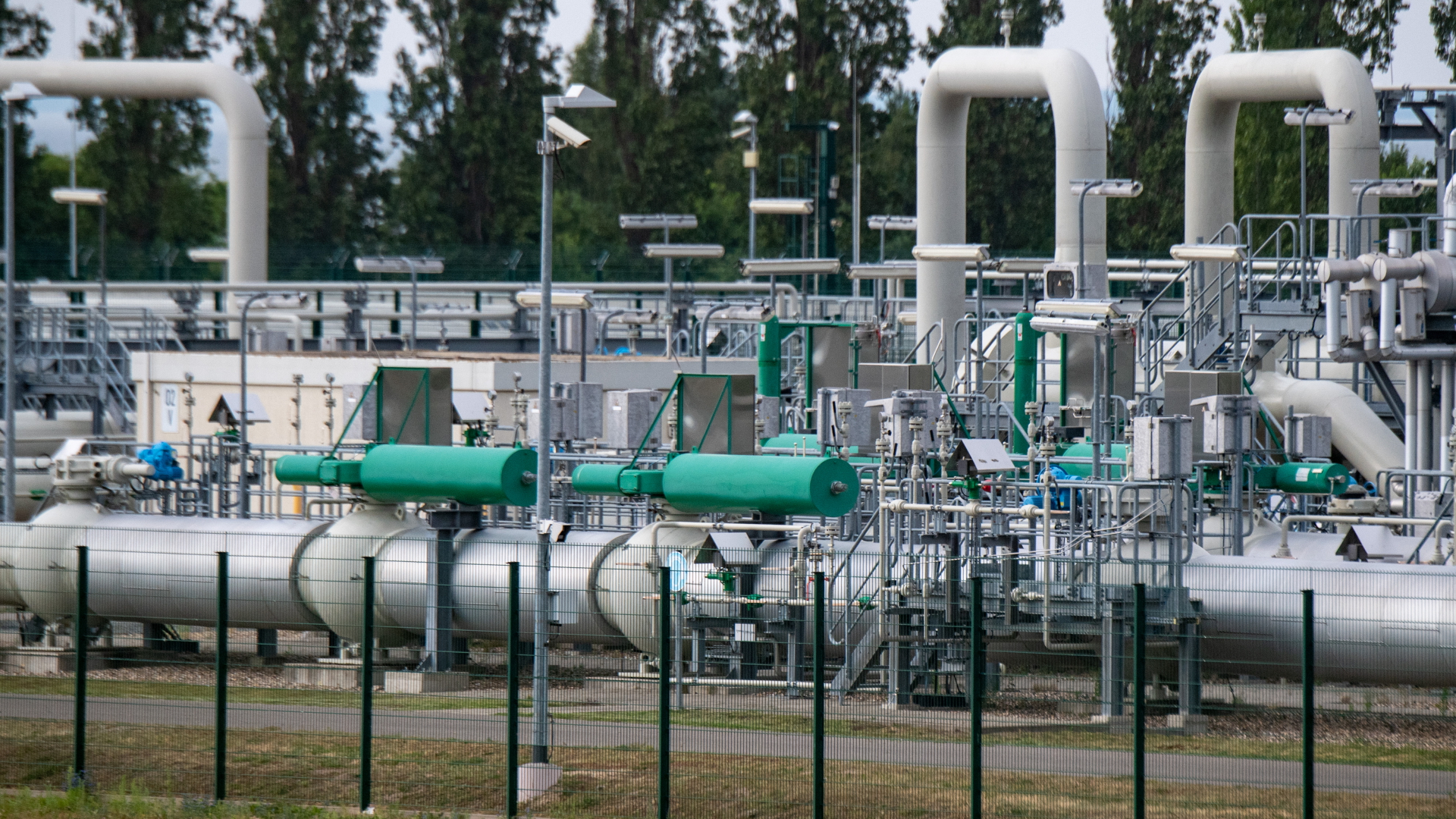 Rohrsysteme und Absperrvorrichtungen in der Gasempfangsstation der Ostseepipeline Nord Stream 1  | dpa