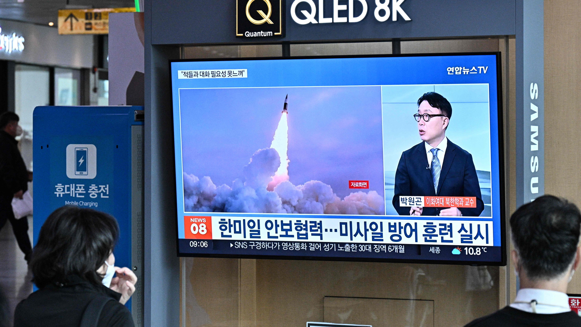 Passanten im südkoreanischen Seoul verfolgen einen Fernsehbericht über einen nordkoreanischen Raketentest. | AFP