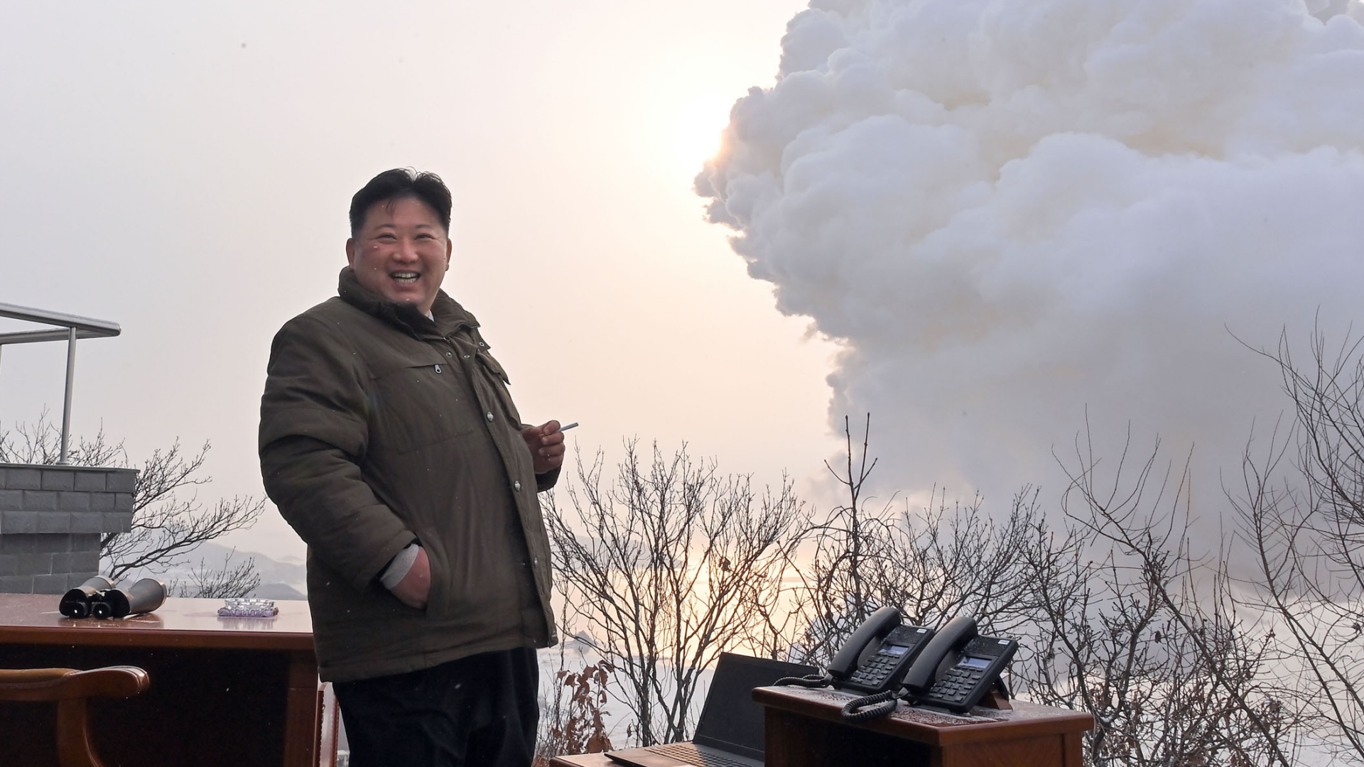 Die von der staatliche Nachrichtenagentur von Nordkorea KCNA (Korean Central News Agency) zur Verfügung gestellte Aufnahme zeigt Kim Jong Un (r), Machthaber in Nordkorea, beim lachen während des Bodentests eines Feststoffmotors für eine Rakete auf dem Sohae-Satellitenstartplatz in Cholsan in der Provinz Nord-Pyongan. | dpa