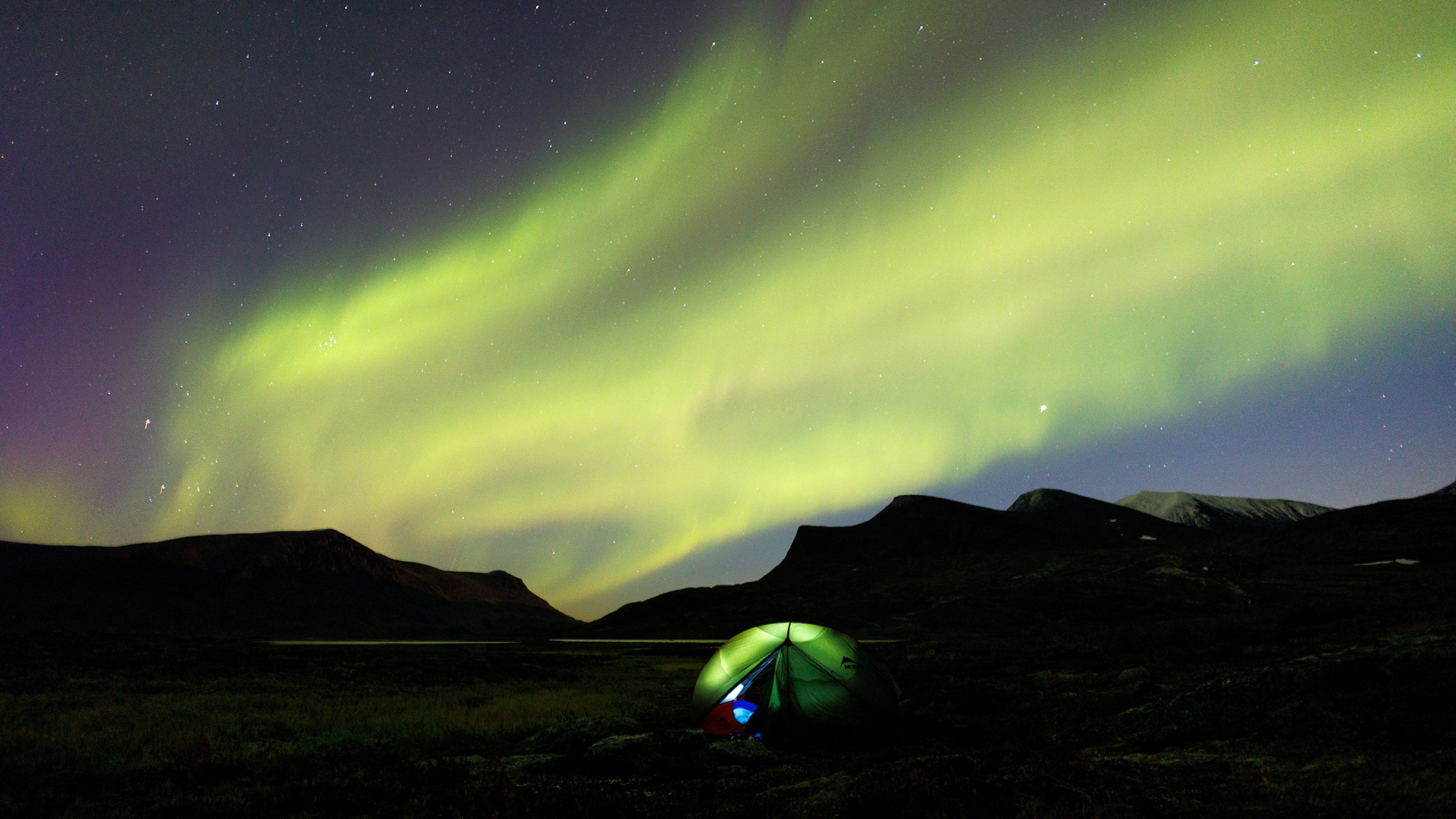 Nordlichter, auch Aurora Borealis genannt, sind im Herbst in Lappland, am Nachthimmel über einem Campingzelt zu sehen. | REUTERS