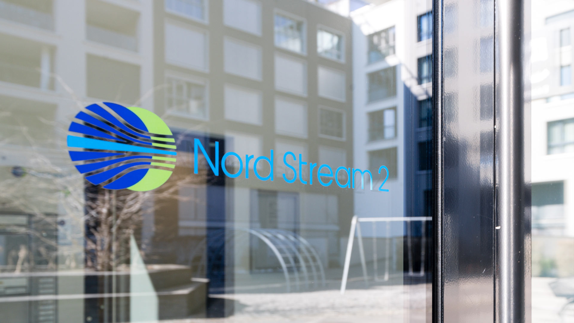 Ein Nord Stream 2-Logo ist auf einer verspiegelten Glasfront des Schweizer Hauptsitzes des Unternehmens zu sehen.  | picture alliance/dpa/KEYSTONE
