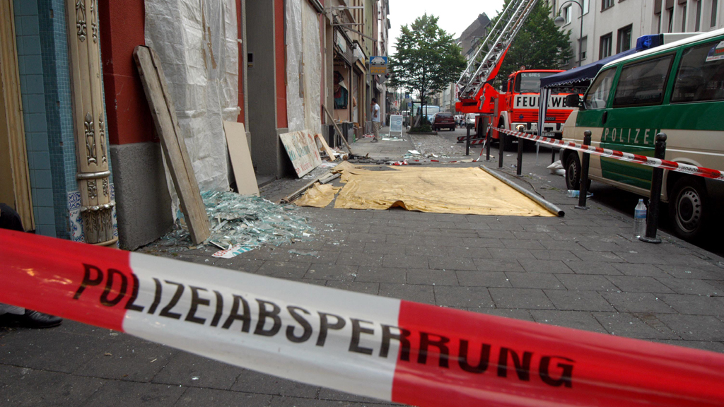 Ein Absperrband der Polizei sichert nach einem Bombenanschlag in Köln-Mülheim den Tatort. | dapd