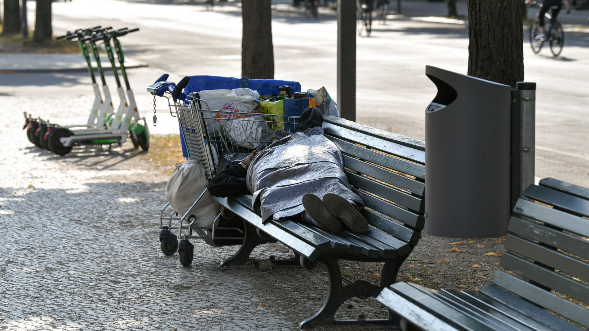 Ein Obdachloser schläft auf einer Bank in Berlin (Archivbild) | dpa
