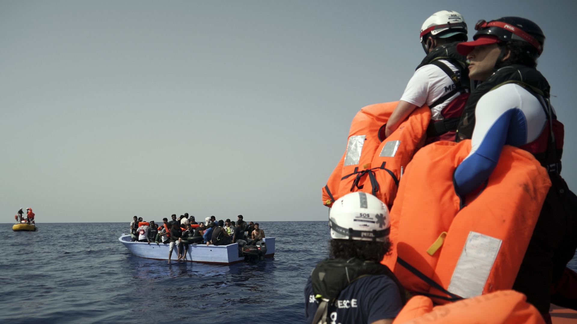 Seenotretter der "Ocean Viking" nehmen nördlich der libyschen Küste Bootsflüchtlinge an Bord  | AP