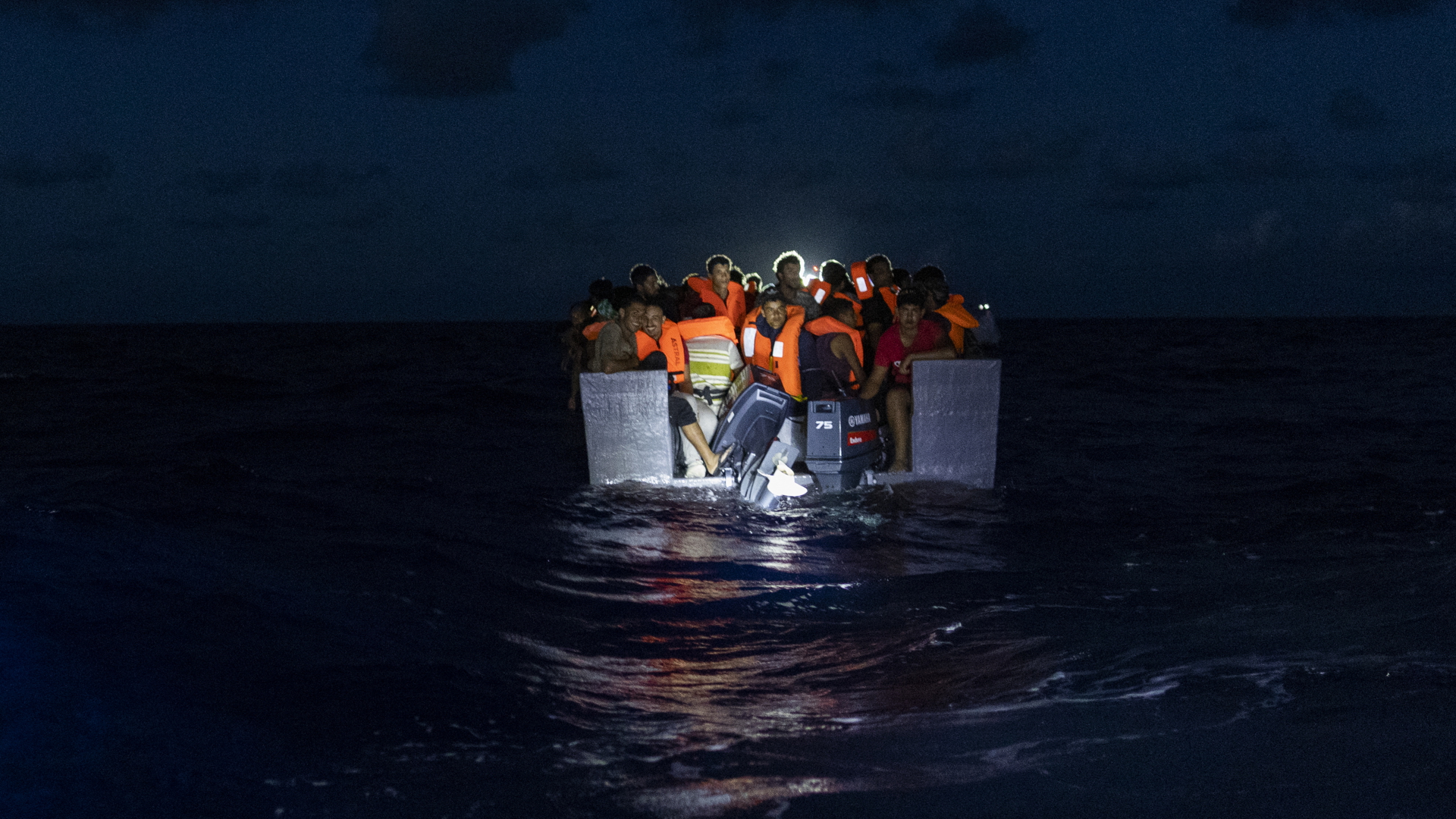 Etwa 40 Flüchtlinge aus Bangladesch in einem überfüllten Boot werden vom Rettungsschiff "Ocean Viking" im Mittelmeer aufgenommen.  | dpa