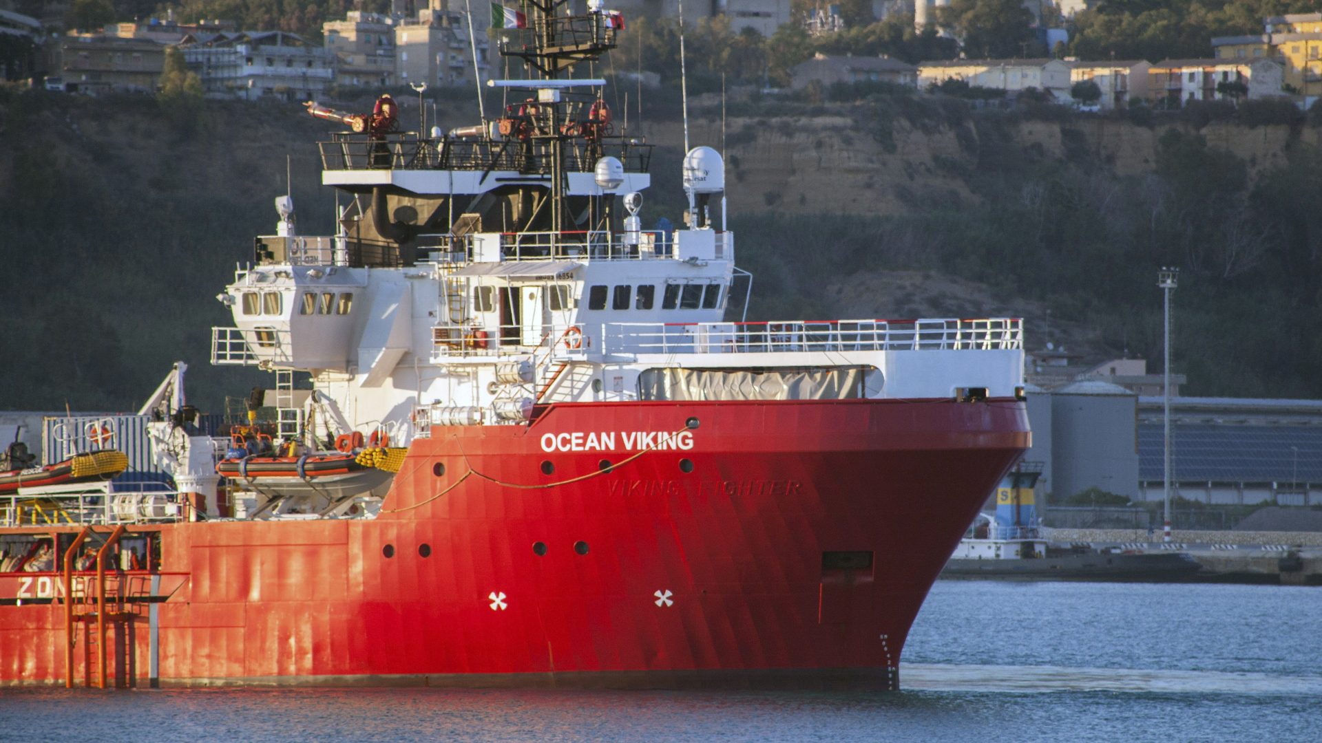 Das Rettungsschiff "Ocean Viking" liegt im Hafen von Porto Empedocle vor Anker. | dpa