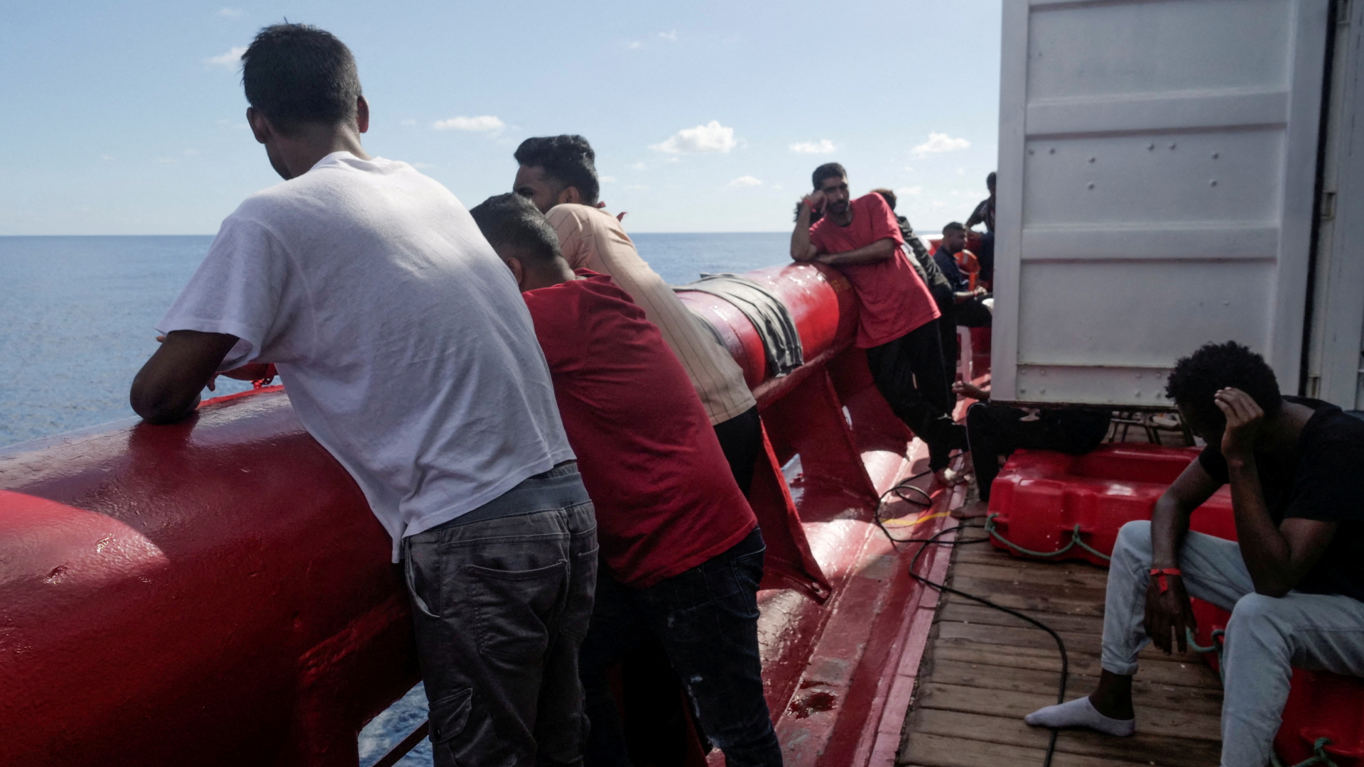 Migranten an Deck des Seenotrettungsschiffs "Ocean Viking" am 8.11.22 | via REUTERS