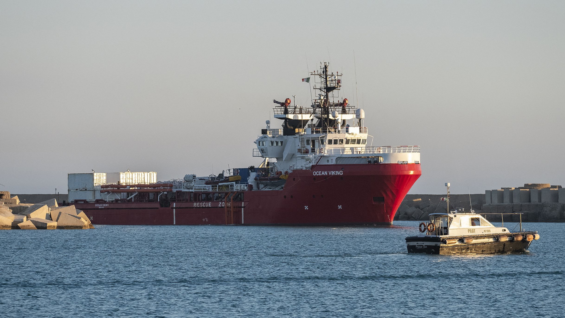 Rettungsschiff Ocean Viking vor dem sizilianischen Hafen Augusta | AFP