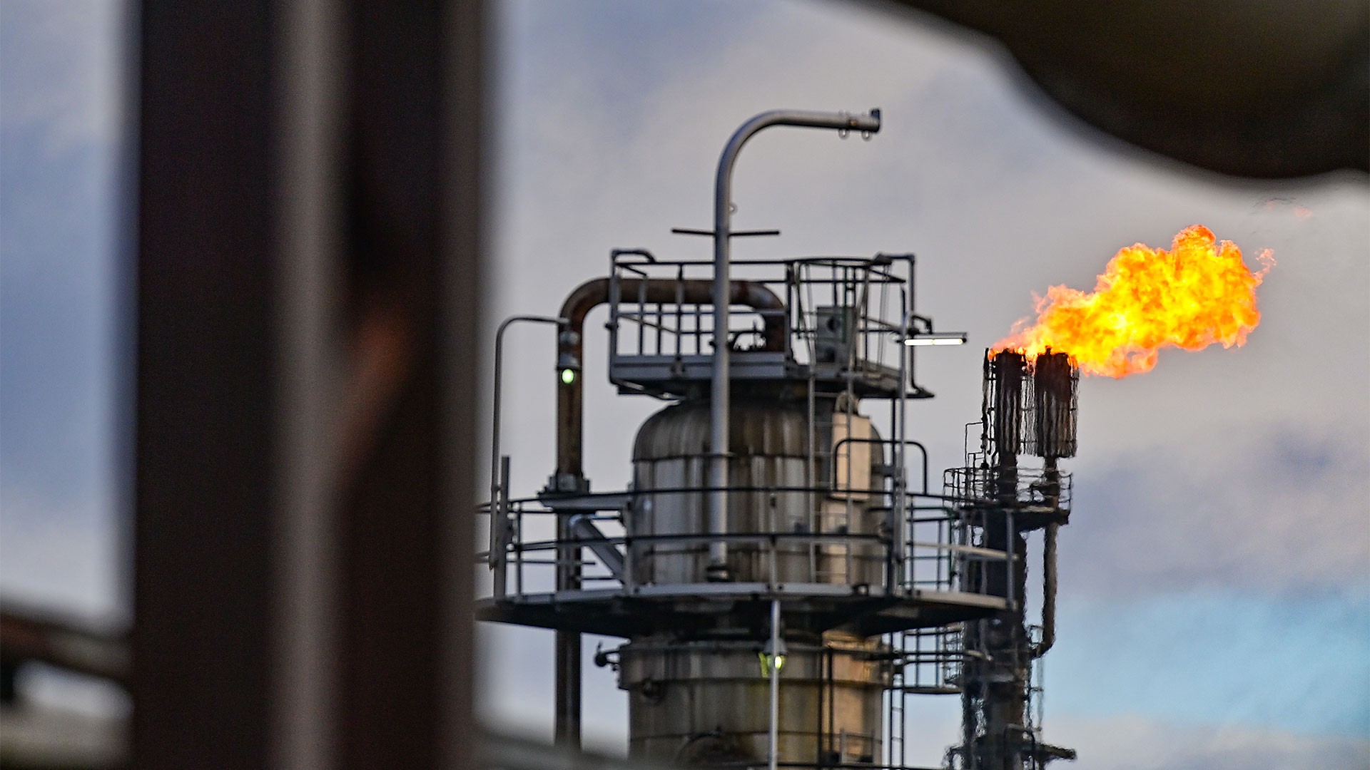 Überschüssiges Gas in einer Rohölverarbeitungsanlage wird verbrannt. | picture alliance/dpa/dpa-Zentral