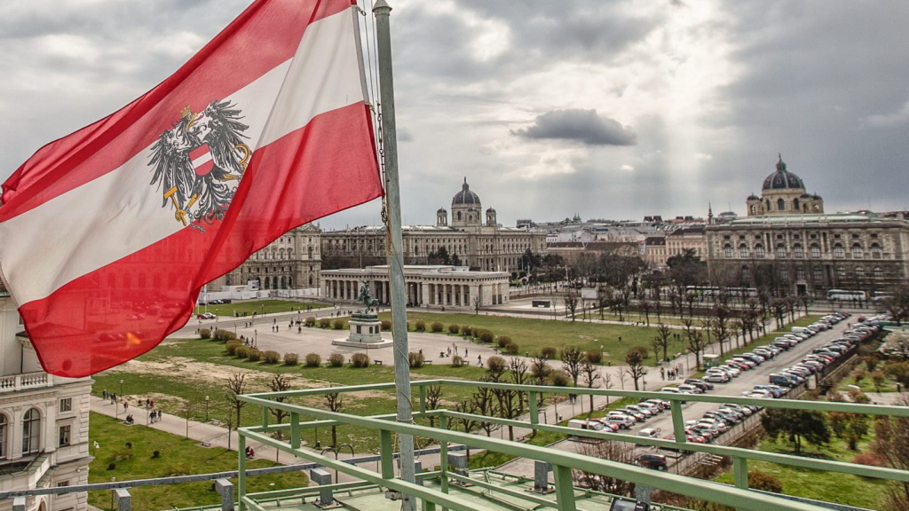 Die österreichische Fahne auf dem Bundeskanzleramt in Wien.