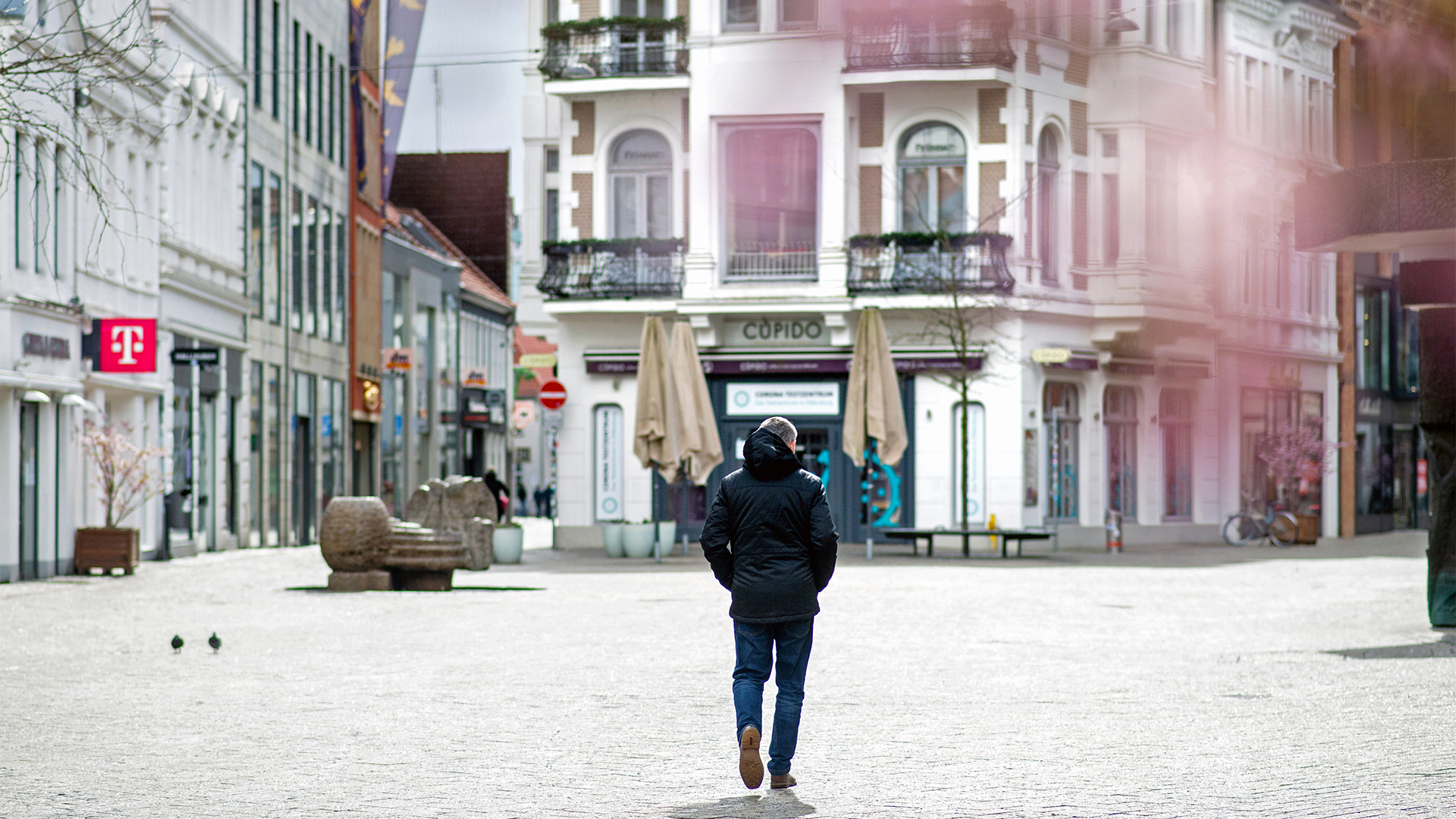 Ein Mann geht durch die Lange Straße in der Innenstadt von Oldenburg. | dpa