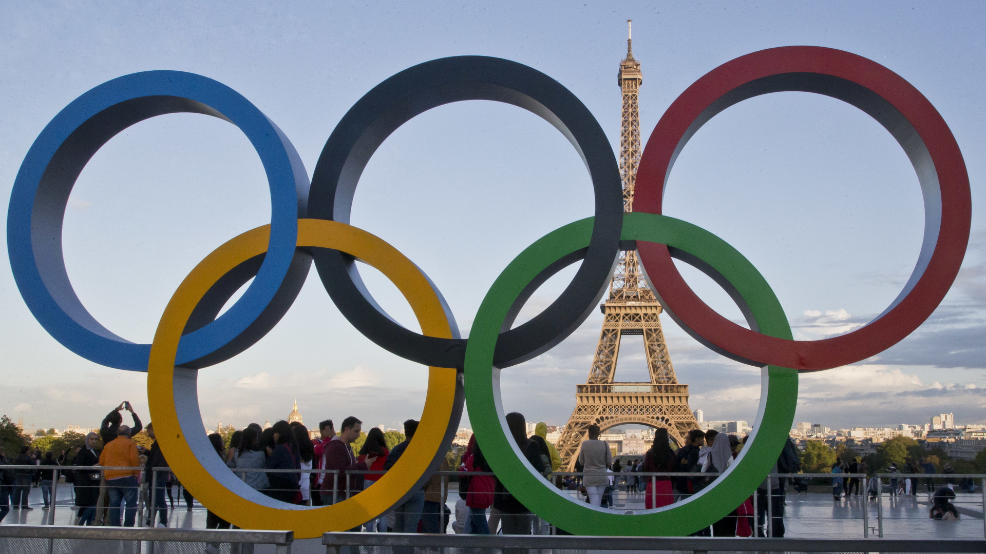 Die Olympischen Ringe vor dem Eiffelturm (2017) | dpa