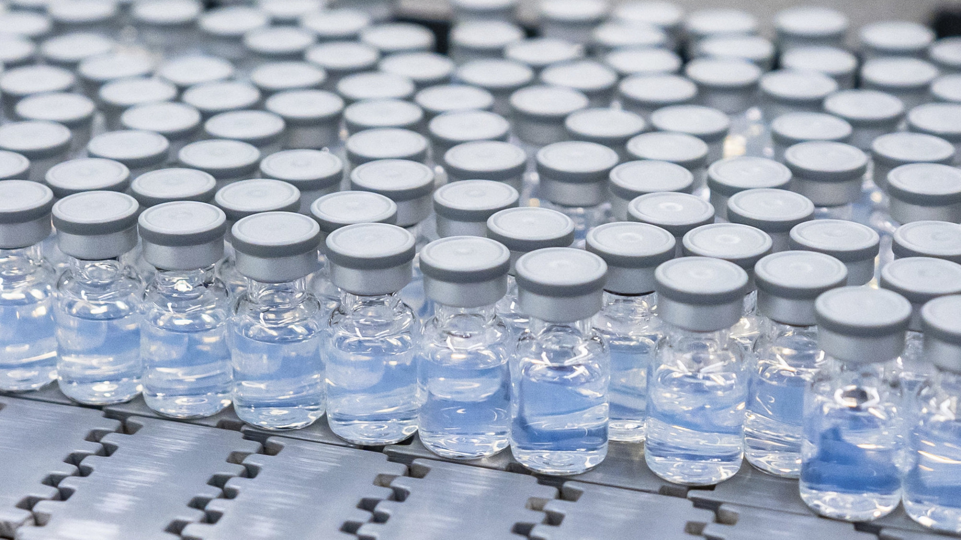 Ampullen mit dem ersten angepassten Corona-Impfstoff von BioNTech/Pfizer | AP