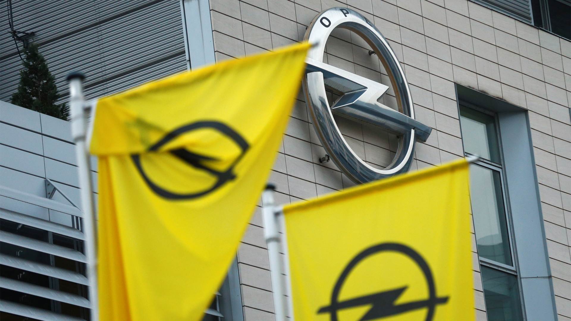 Mitarbeiter vor dem Opel-Logo | REUTERS