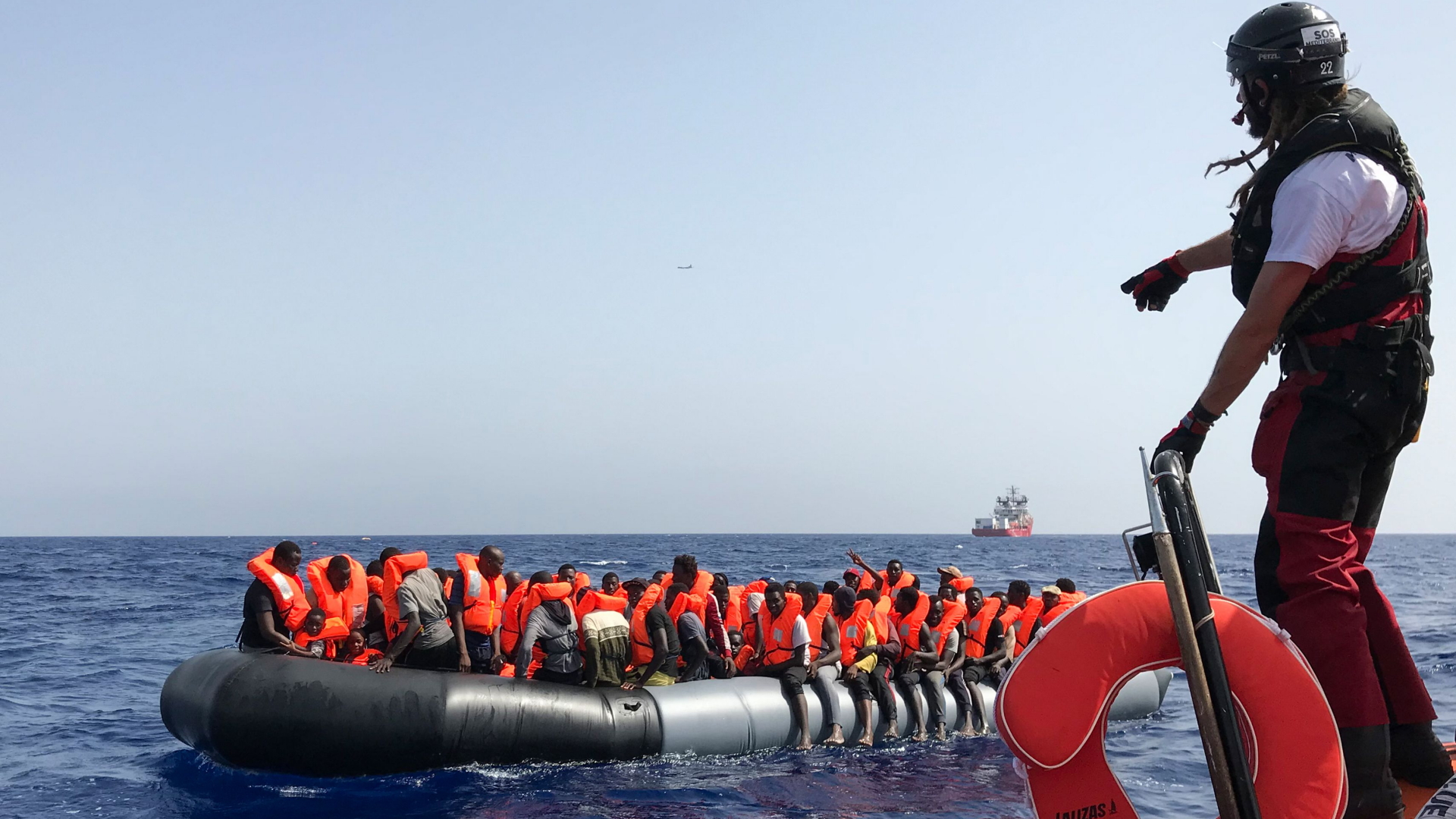 Das Rettungsschiff "Ocean Viking" der Hilfsorganisationen SOS Méditerranée und Ärzte ohne Grenzen nimmt Migranten auf. | AFP