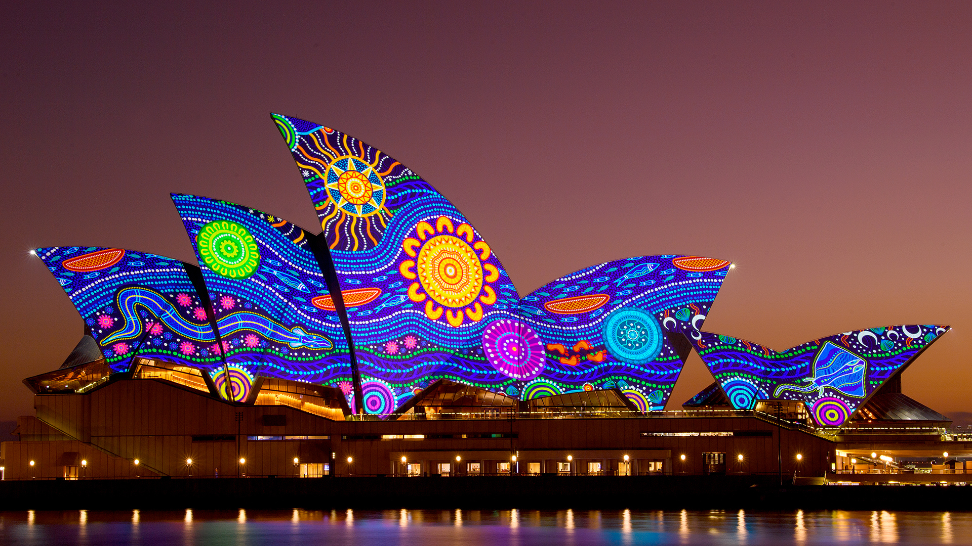 Ein Kunstwerk der Kamilaroi-Künstlerin Rhonda Sampson wird auf die Segel des Opernhauses in Sydney projiziert. | Bianca De Marchi/AAP/dpa