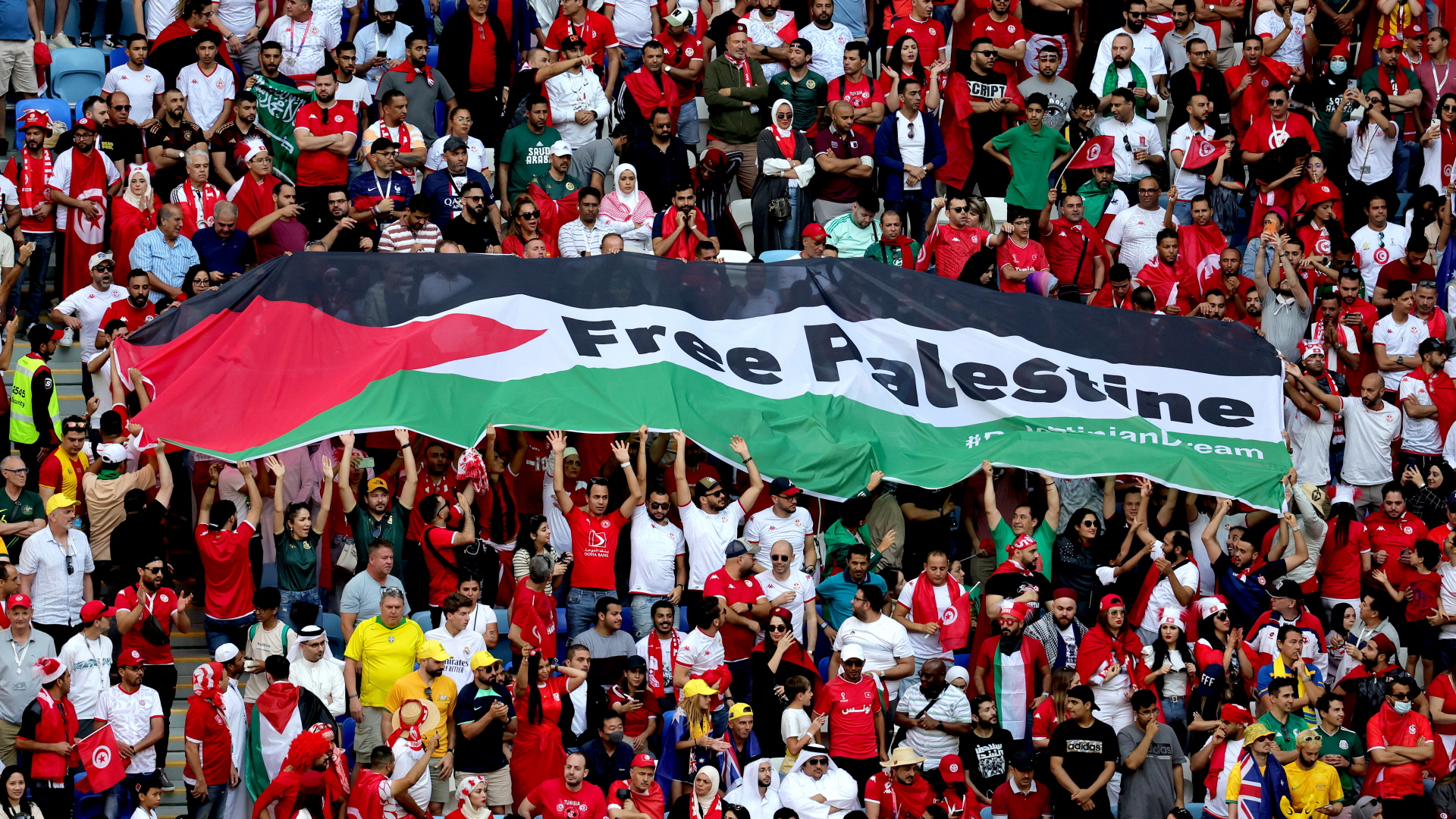 Fans mit einer palästinensischen Flagge bei dem Spiel zwischen Tunesien und Australien während der WM in Katar. | EPA