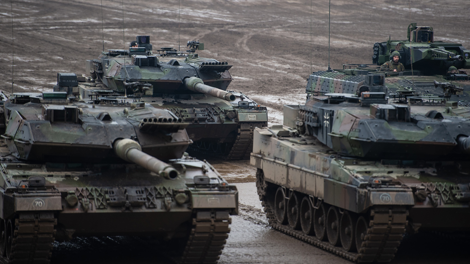Drei Kampfpanzer der Bundeswehr vom Typ Leopard 2A6 und ein Schützenpanzer vom Typ Puma | null