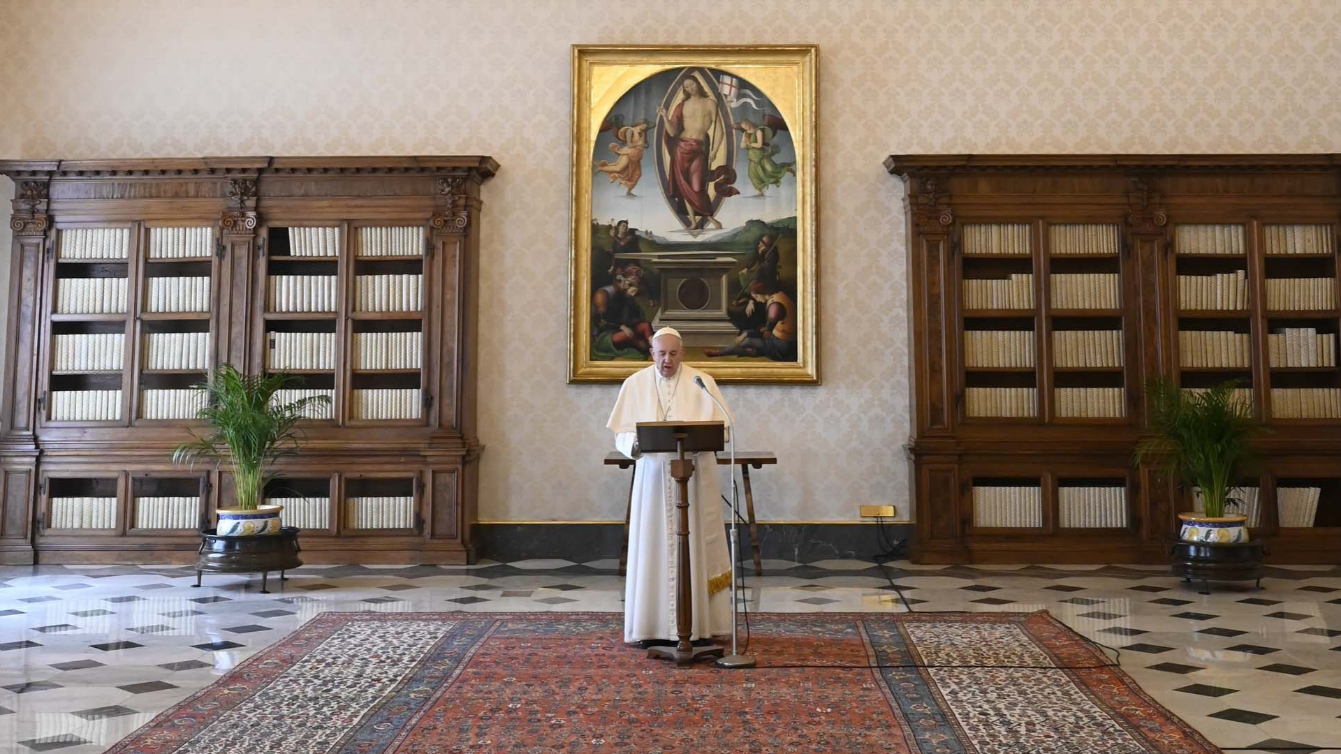 Papst Franziskus betet an Ostermontag im Vatikan | dpa