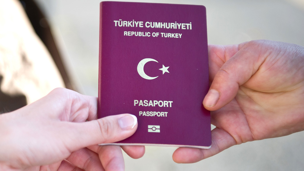 Hände halten türkischen Reisepass