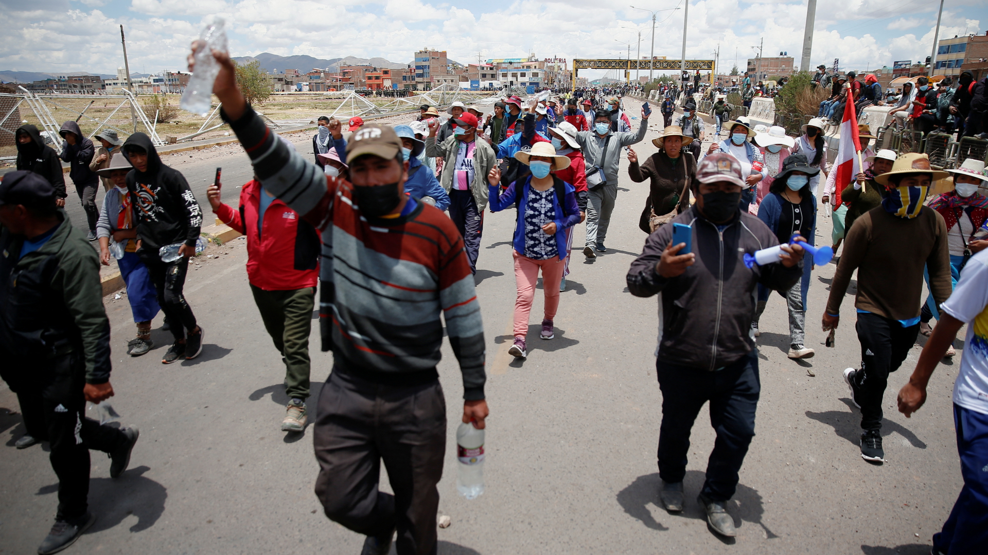 Demonstranten protestieren gegen die Verhaftung des ehemaligen Präsidenten Pedro Castillo nahe dem Flughafen von Juliaca, Peru, 9.1.23. | REUTERS