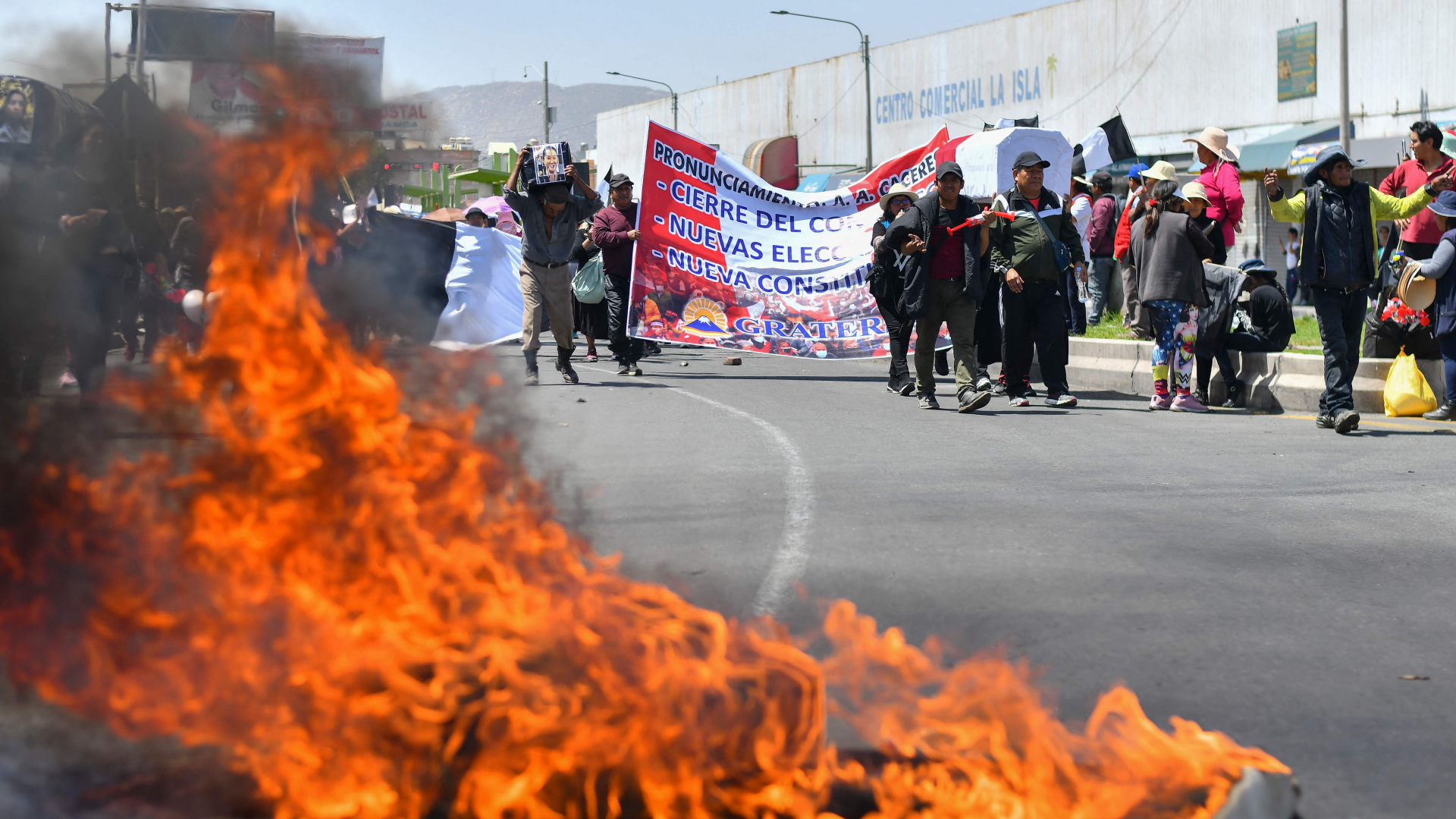Menschen demonstrieren in Peru. | AFP