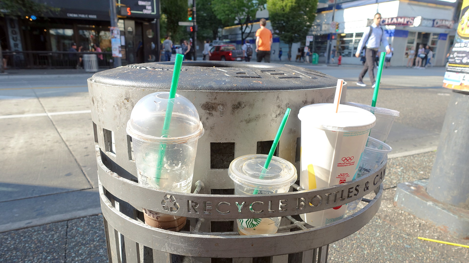 Verschiedene Einwegbecher stehen an einem öffentlichen Mülleimer in Vancouver (Kanada). | picture alliance / Alexandra Sch