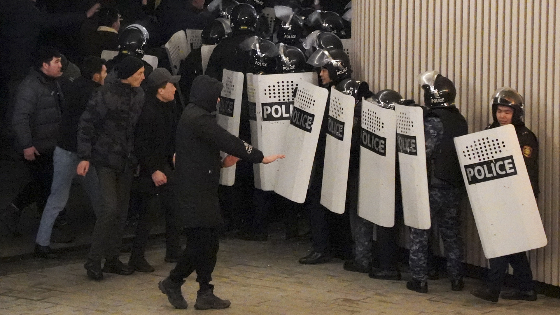 Demonstranten treffen auf die Bereitschaftpolizei in Almaty.  | picture alliance/dpa/AP