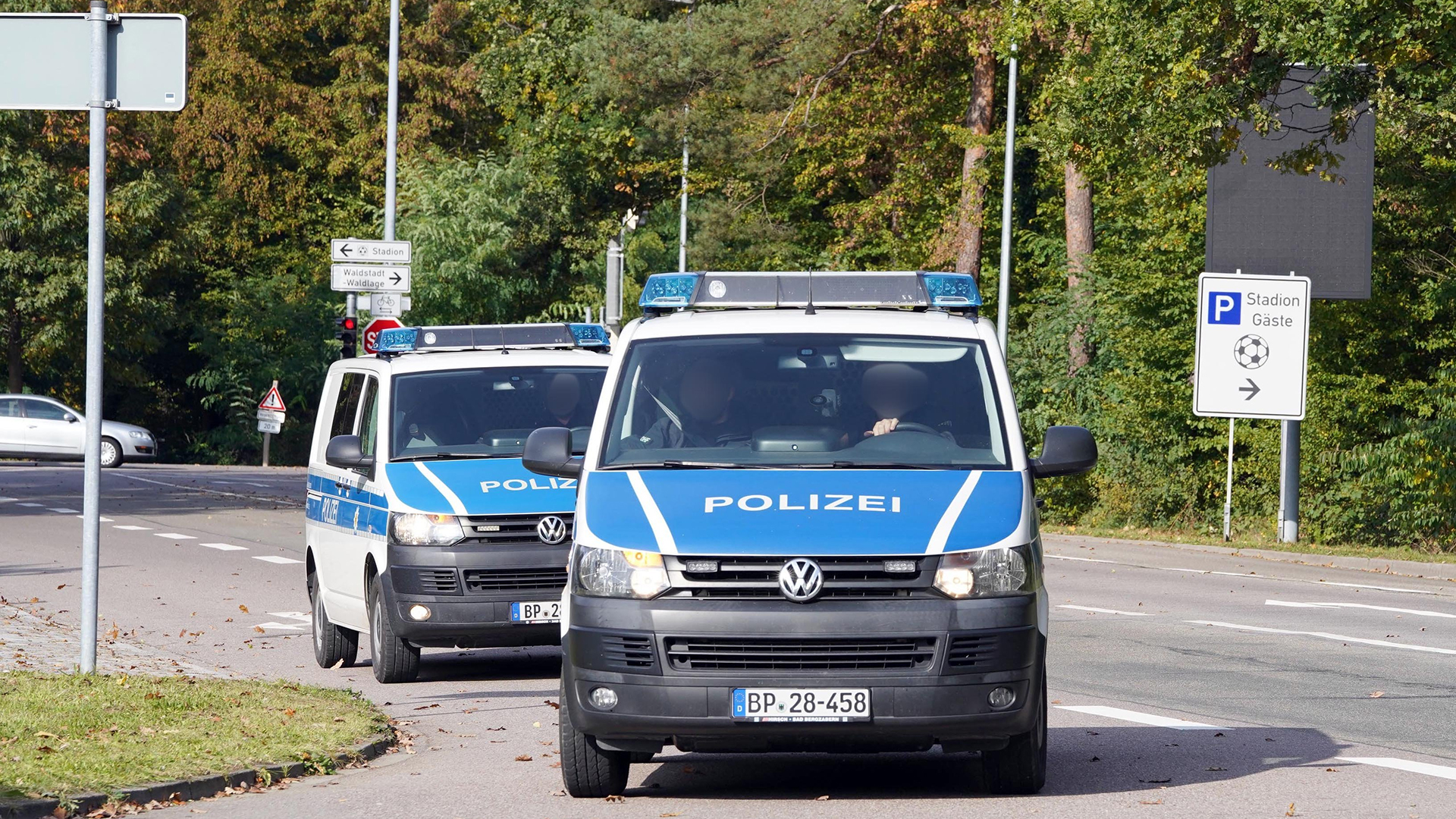 Zwei Polizeiwagen begleiten die Verdächtigen auf der Fahrt zur Generalstaatsanwaltschaft. | dpa