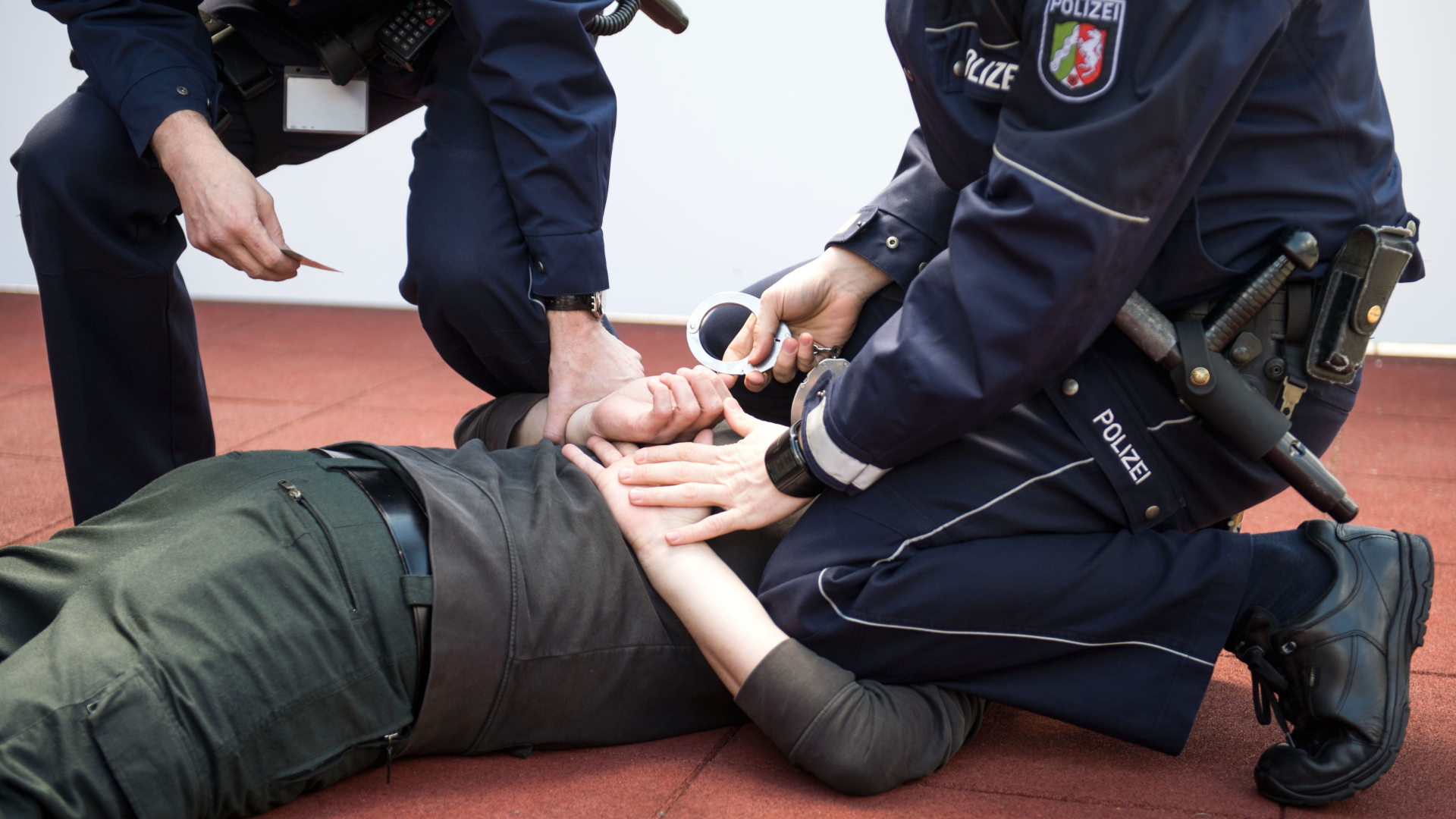 Polizisten trainieren im "Regionalen Trainingszentrum" (RTZ) der Polizei in Dortmund (Nordrhein-Westfalen) eine Festnahme.  | dpa