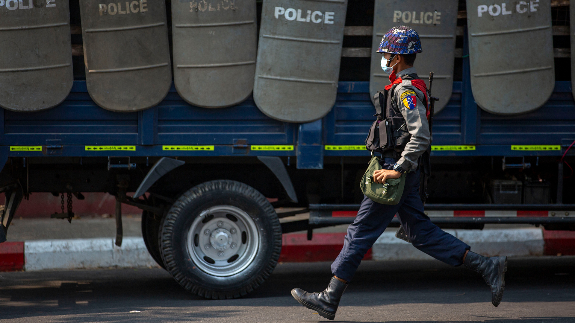 Ein Polizist ist während eines Einsatzes in Yangon (Myanmar) zu sehen. (Archivbild: 22.02.2021) | picture alliance/dpa/ZUMA Wire