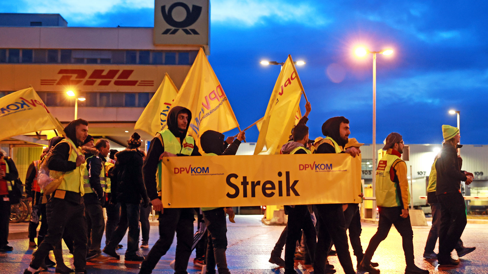 Mitarbeiter der Deutschen Post demonstrieren bei einem Warnstreik in den Abendstunden vor dem Paketzentrum in Osterweddingen.  | picture alliance/dpa/dpa-Zentral