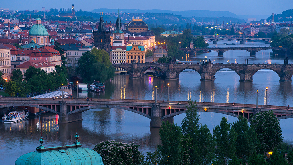 Blick von der Letna Parkanlage auf das Prager Brückenpanorama