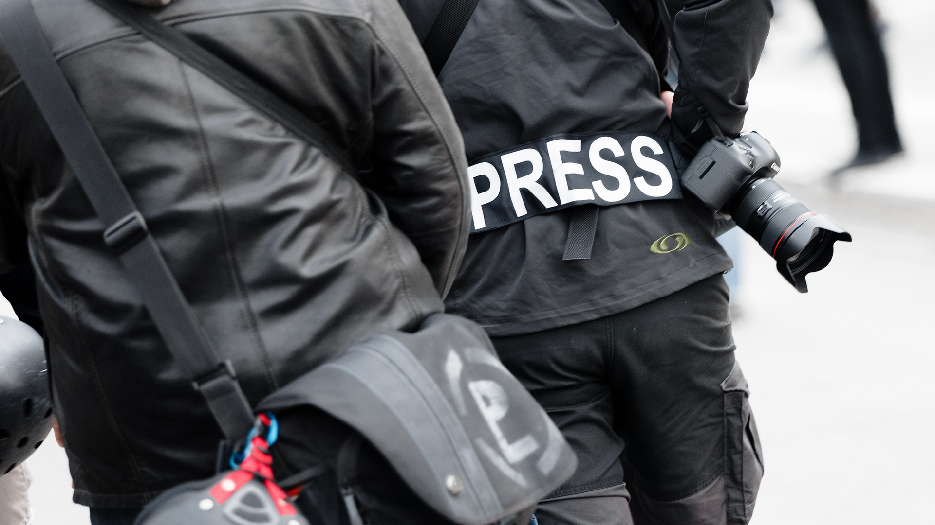 Ein Fotoreporter trägt auf einer Demonstration einen Aufnäher mit dem Text ''Presse'' auf seiner Jacke. | picture alliance/dpa