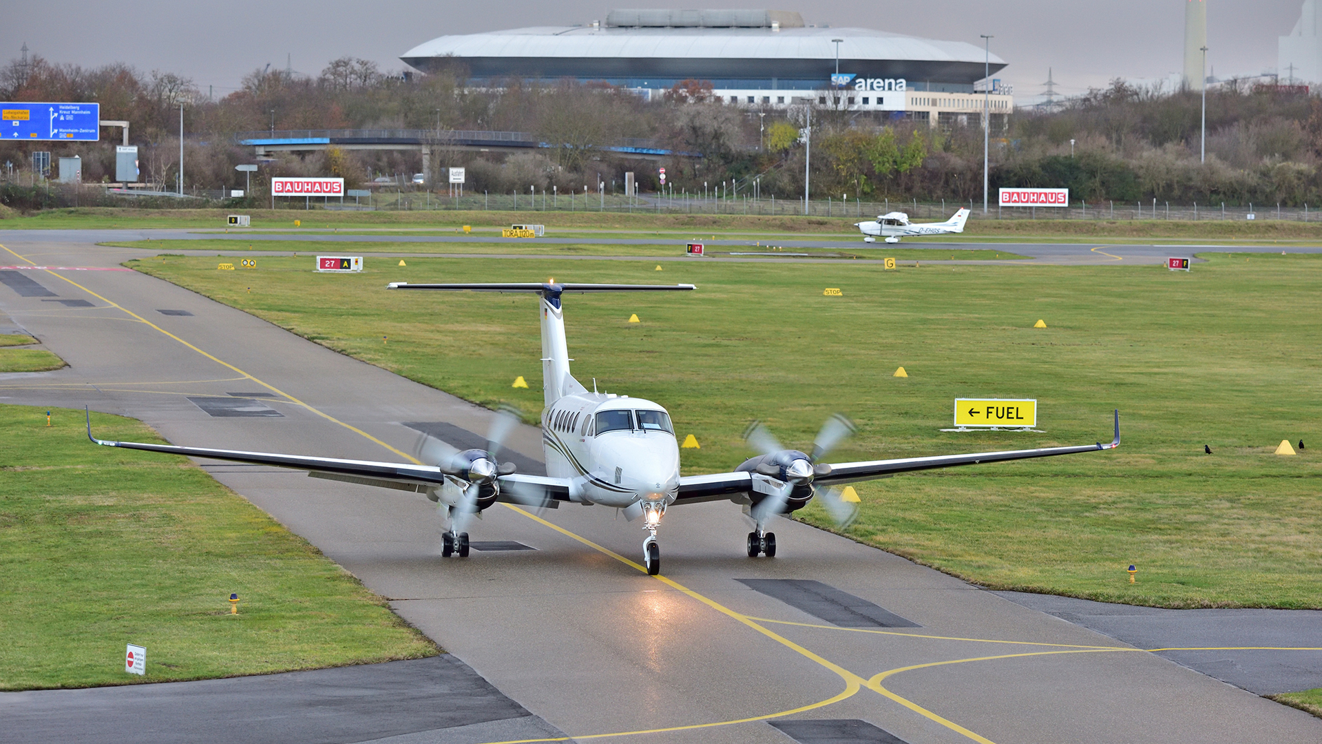 Gelandete Beech Propeller Maschine am Mannheimer Flughafen. | picture alliance / Daniel Kubirs